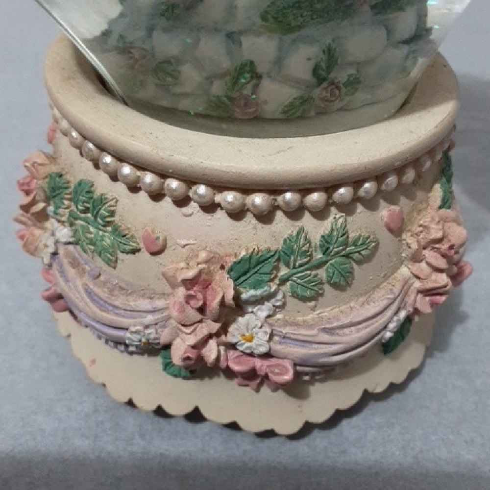 The Unbranded Brand Tune: Unchanged Melody Swan Heart-Shaped Snow Globe - Picture 2 of 5